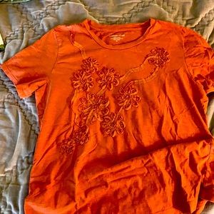 Unique and feminine T-shirt in 100% cotton.